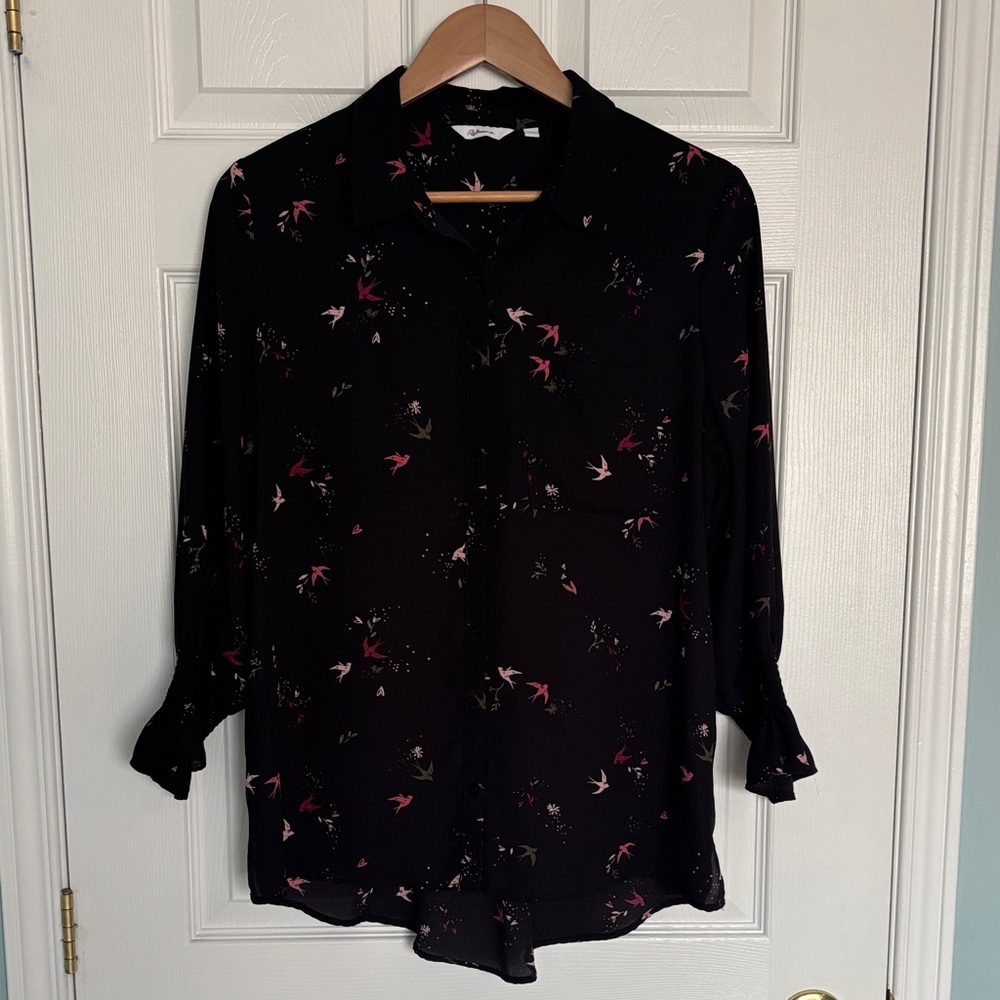 Reitmans bird print ruffle sleeved collared blouse